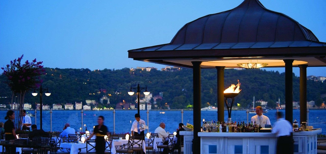 Terrasse magnifique pieds dans l'eau : image de Four Seasons Hotel Istanbul  at the Bosphorus - Tripadvisor