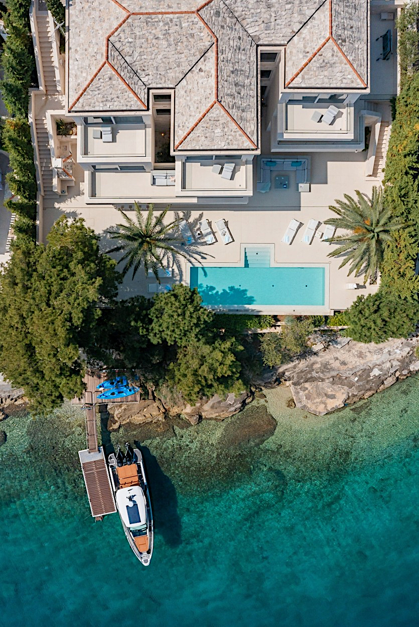 Waterfront villas with sea access, including private platforms, jetties and coastal positioning